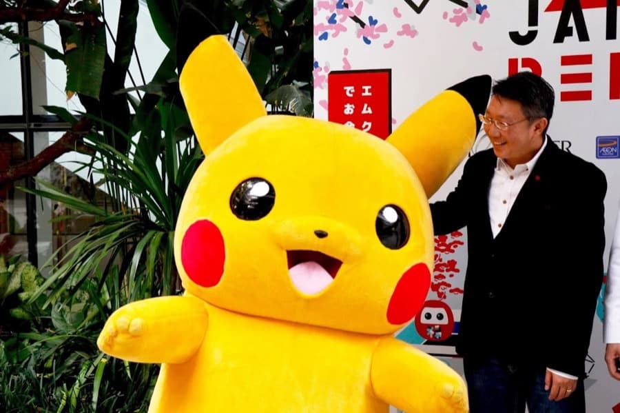 Tanin Tiranaswadi with a Pikachu mascot at an event