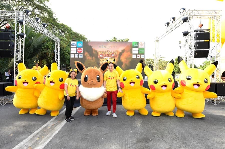 Pikachu and Eevee mascots on the Pok&eacute;mon Run stage